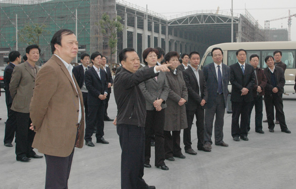 常州市市长王伟成一行来ag亚娱集团集团督查特种及超高压电缆项目建设情形